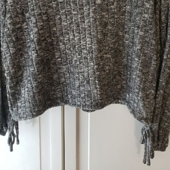 Forever 21 gray cropped sweater - Picture 2 of 5